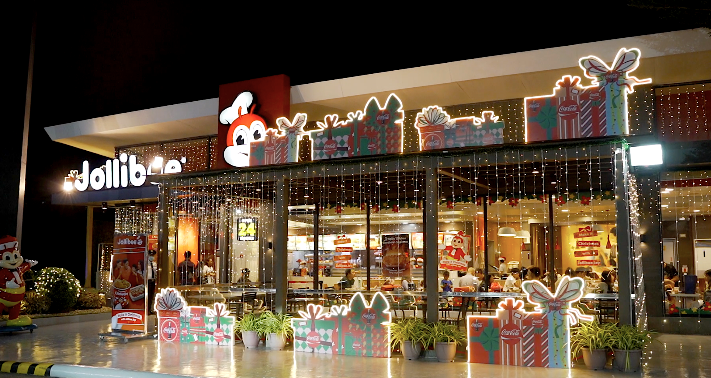 Jollibee’s Joyful Christmas Stores