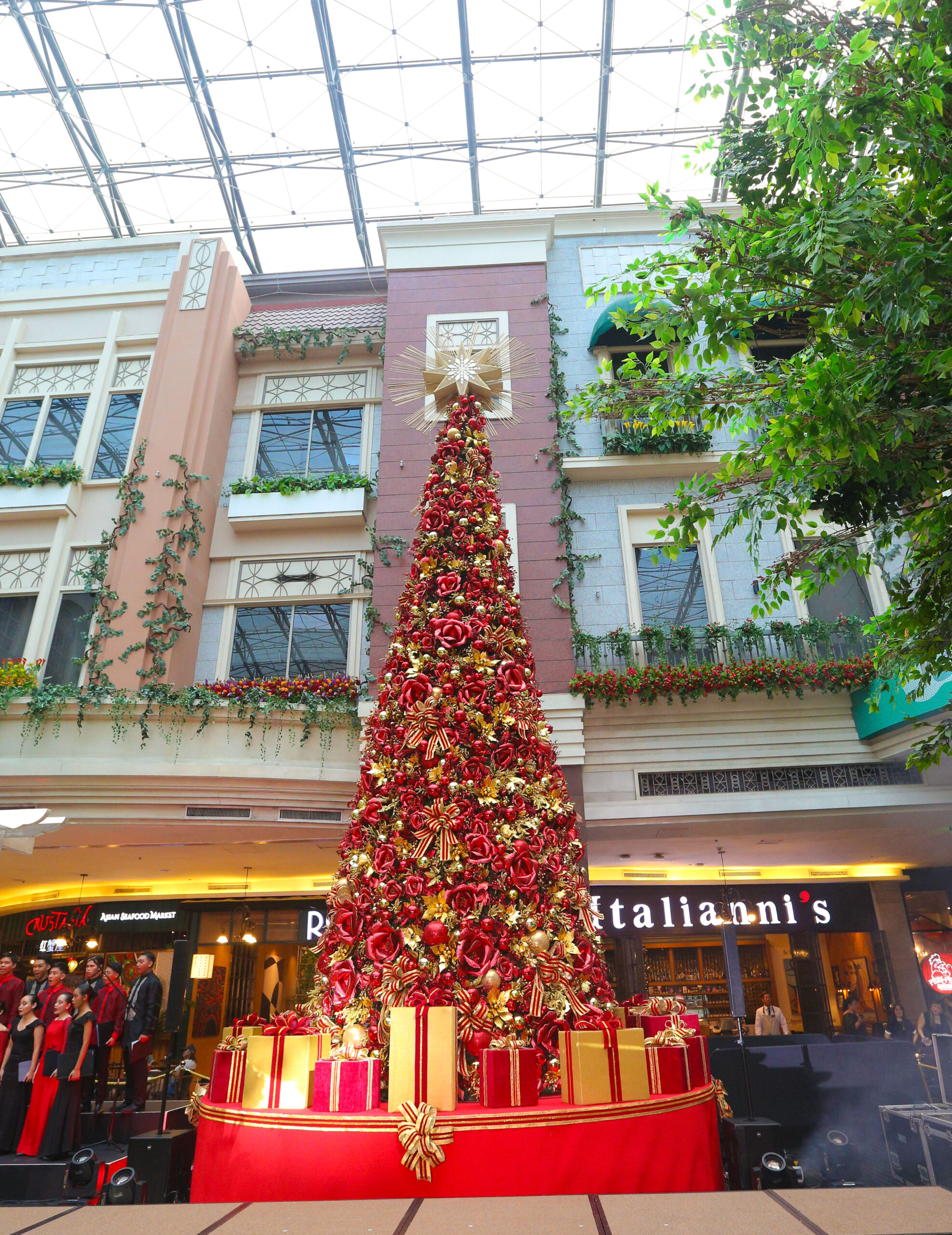 Bisitahin ang Gigantic 30-Foot Christmas Tree na ito sa Newport World Resorts