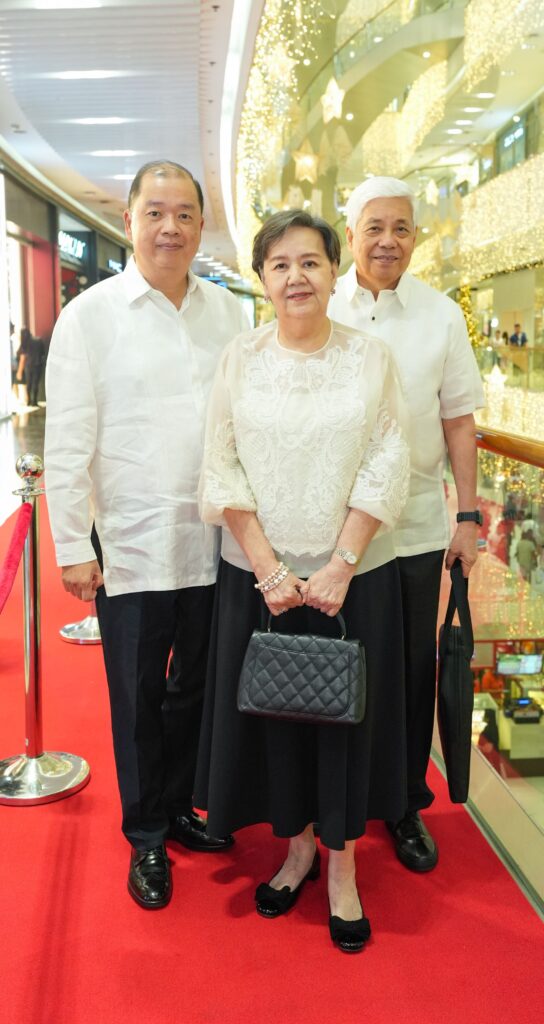 15a Oishi s Archie Chan Suyen Vice President for Finance Nenita Lim and Suyen President Virgilio Lim