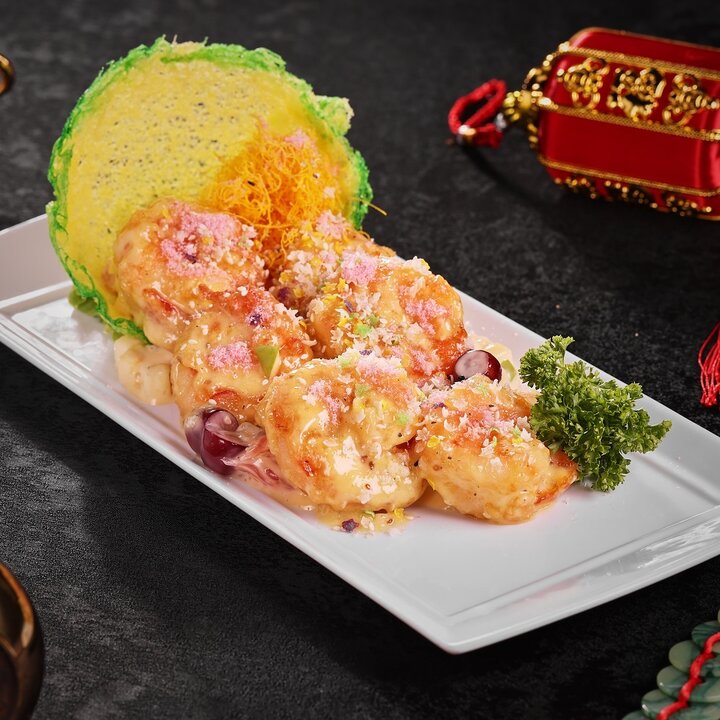 rsz 2 crystal dragons wok fried prawns in fragrant oats with pomelo fruit salad and roasted sesame dressing