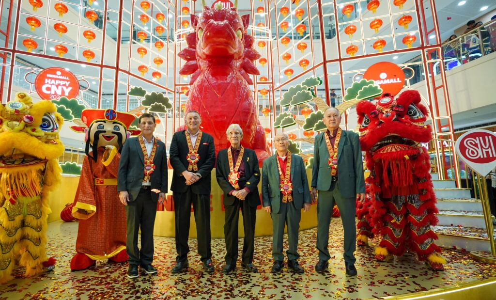 SM Supermalls Welcomes the Year of the Dragon with Chan Lim’s 50th-Anniversary Art Exhibit 1 Photo 1 SM Supermalls inaugurates Chan Lim s 50th anniversary art exhibit at SM Megamall commemorating the Year of the Dragon with hope joy and prosperity featuring L R SM Superm
