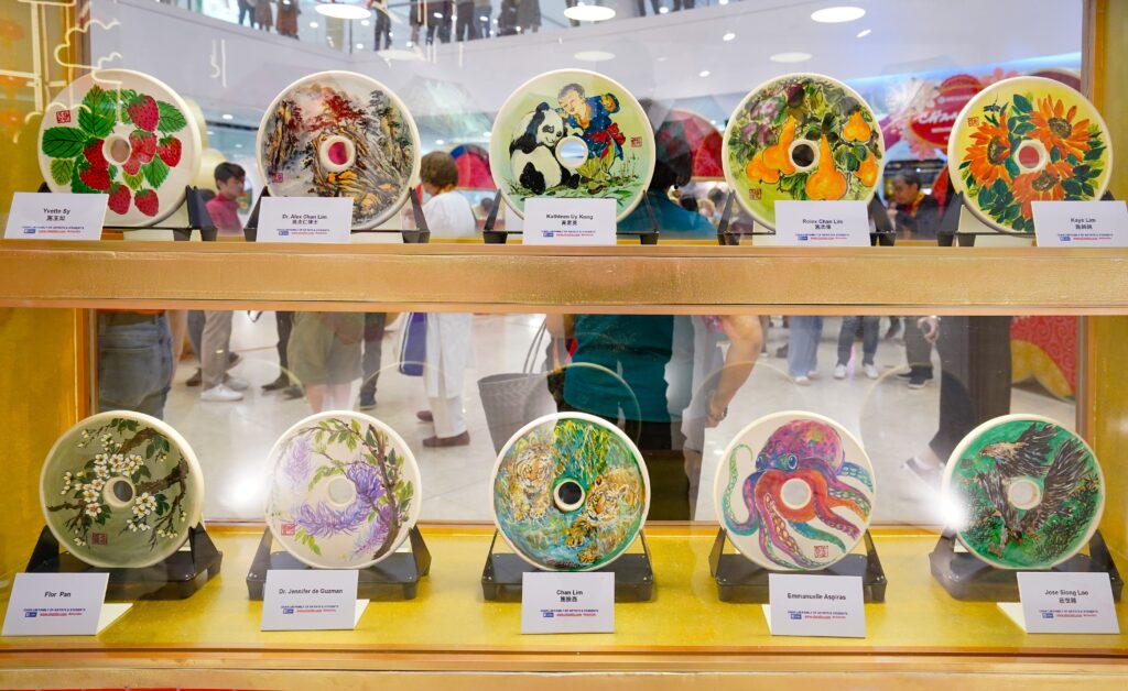 Photo 7 The exhibit showcases ventures in traditional Chinese brush painting spotlighting artworks delicately crafted on ceramic plates