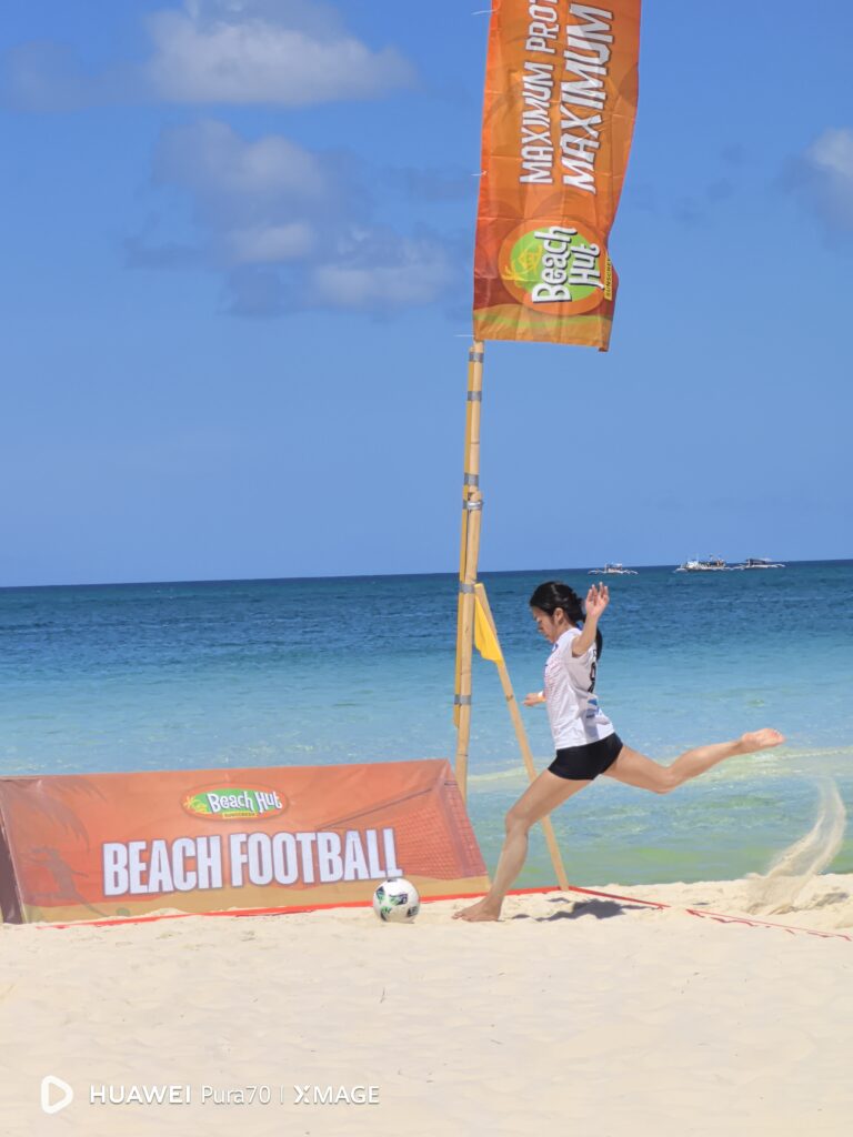 Capture the Most Beautiful Moments With the HUAWEI Pura 70 3 HUAWEI Pura 70 Football Kick
