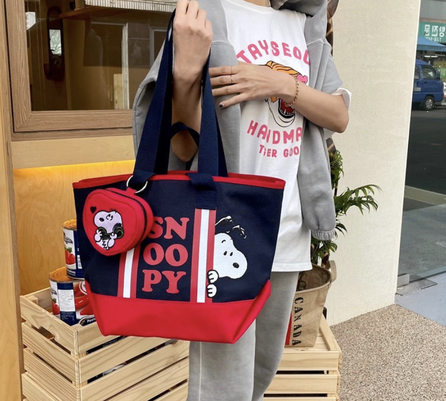14 Gifts Under ₱500 for People Who Love Snoopy 11 snoopy tote bag