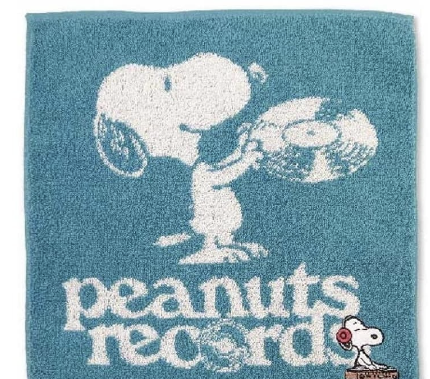 14 Gifts Under ₱500 for People Who Love Snoopy 8 snoopy towel handkerchief