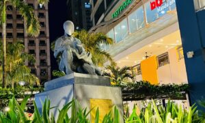 The Silent Companion Statue at Eastwood City commemorates the special bond between pets and humans.