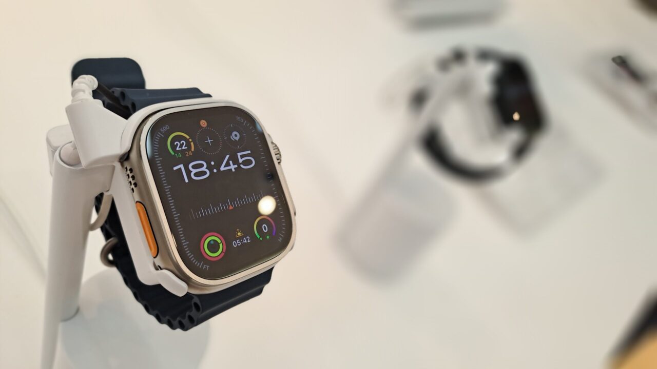 Awesome Tech Gifts for Men and Women 2 Tech Gifts for Men and Women Apple Watch Cyberzone