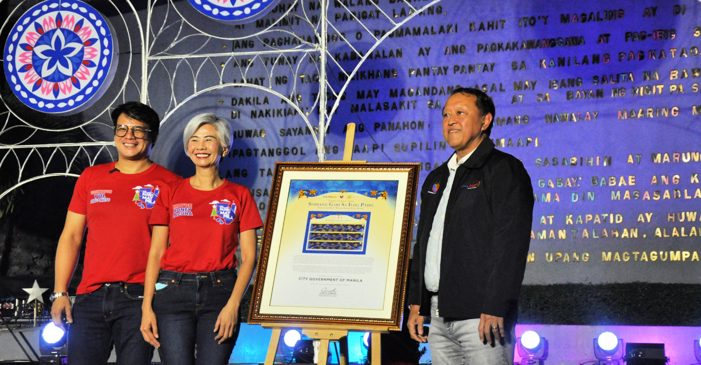 LOOK: PHLPost Unveils World’s Longest Stamp 1 From left to right: Vice Mayor Yul Servo-Nieto, Mayor Honey Lacuna, and Postmaster General Luis Carlos.