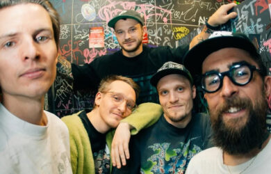neck deep header