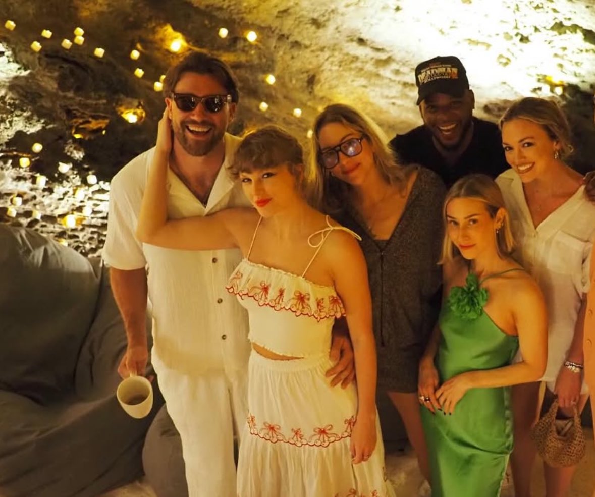 IN PHOTOS: Taylor Swift and Travis Kelce Are Now IG Official 4 Gwp0sCIXoAERnUa