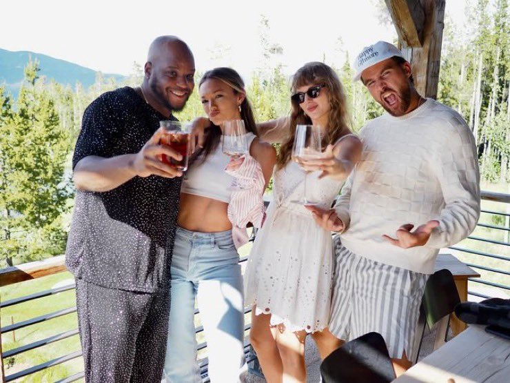 IN PHOTOS: Taylor Swift and Travis Kelce Are Now IG Official 5 Gwp1JW0X0AAVRTr