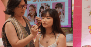 Home 30 Aegyo's guest makeup artist demonstrates a fresh, glowing look on a model using the brand's new cosmetics collection.