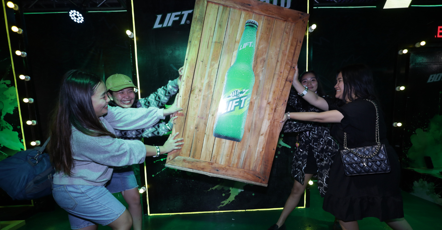 Here’s the Refreshing Drink Everyone’s Talking About at MassKara Festival 2 Attendees eagerly joined the activities at the grand LIFT booth, won exclusive prizes, and captured their unforgettable MassKara moments. (Photo: Coca-Cola Philippines)