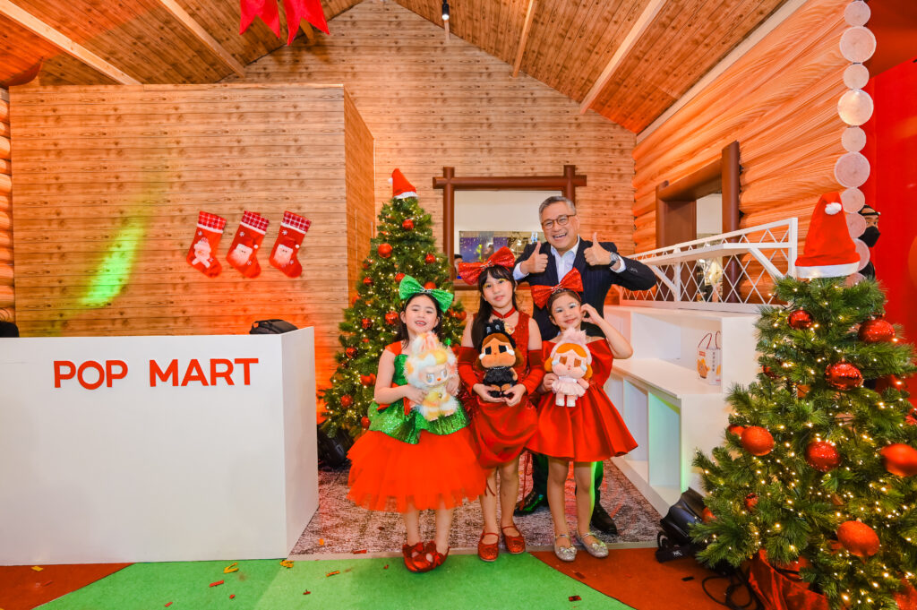 SM Megamall Unboxes First Pop Mart Themed Christmas Tree Centerpiece in PH 3 Journalist Rico Hizon with kids holding POP MART collectibles