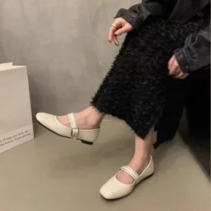 LOOK: 17 Minimalist Fashion and Lifestyle Finds for a Less-Is-More Aesthetic 12 LOOK: 17 “Cloud Dancer” Pieces Inspired by Pantone’s Most Minimalist Year Yet