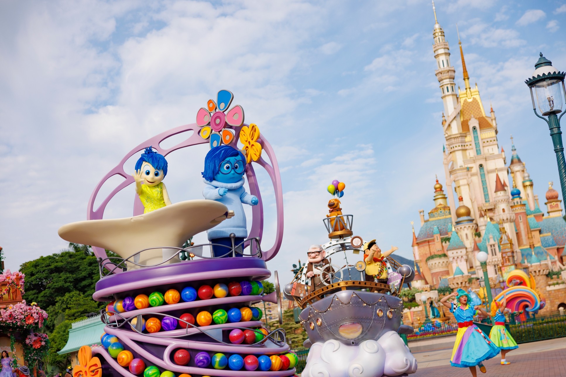 Want to Heal Your Inner Child? Your Favorite Animated Characters Come to Life at This Summer Fest 2 HKDL 2026 Pixar Summer Fest Friendtastic Pixar Floats 03
