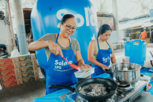 Home 7 Residents of Brgy. Bigke take part in a hands-on cooking demonstration during the AlabKalinga Community Kitchen, experiencing the convenience and benefits of safe cooking with LPG.