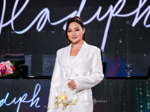Gladys Reyes contract signing