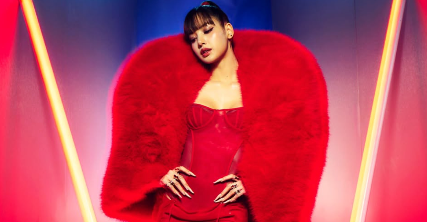 BLACKPINK’s Lisa Makes History at the MTV Video Music Awards 1 Lisa